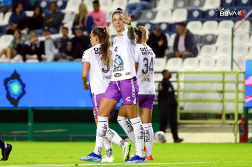 Jenni Hermosos en la liga BBVA con Femenil Mex saludando